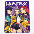 Plaid in pile K-Pop Demon Hunters con le Huntrix su fondo viola